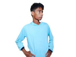 grave joven asiático hombre vistiendo azul camiseta, aislado blanco antecedentes. foto