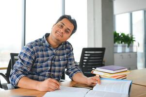 retrato de un joven indio masculino estudiante foto