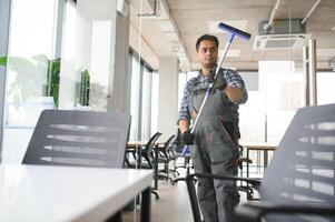 masculino profesional limpieza Servicio trabajador limpia el ventanas y tienda ventanas de un Tienda con especial equipo foto