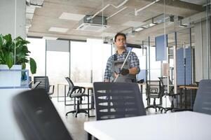 masculino profesional limpieza Servicio trabajador en mono limpia el ventanas y tienda ventanas foto