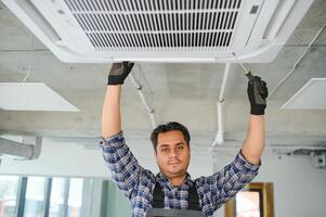 especialista limpia y refacción el pared aire acondicionador foto