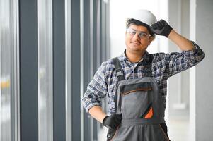 retrato de Ingenieria asiático hombre construcción obrero. foto