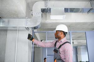 profesional reparador instalando aire acondicionador en un habitación foto