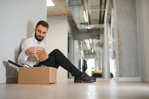 triste despedido empresario sentado fuera de reunión habitación después siendo despedido foto