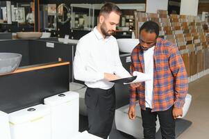 africano cliente con vendedor en Tienda para el casa foto