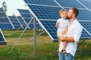 padre y su pequeño hijo cerca solar paneles foto