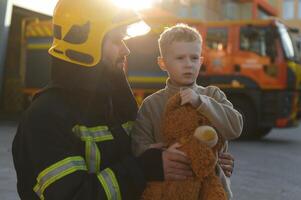 bombero participación niño chico a salvar él en fuego y humo,bomberos rescate el Niños desde fuego foto