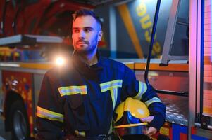 foto de bombero con gas máscara y casco cerca fuego motor