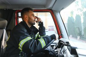 conductor de un fuego camión en acción foto