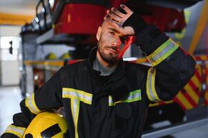 bombero descansa después luchando un casa fuego foto