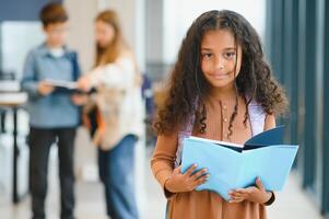 retrato de linda afroamericano niña a colegio foto