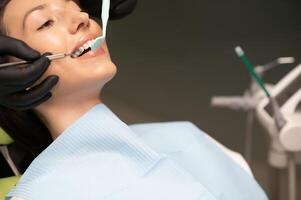 médico examinando del paciente dientes, de cerca. cosmético odontología foto