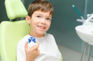 chico vestir dental ortodoncia plato para dientes. ortodoncia foto