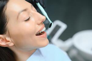 médico examinando del paciente dientes, de cerca. cosmético odontología foto