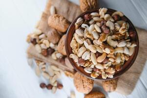 mezclado nueces en un lámina. blanco antecedentes foto