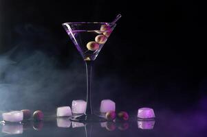 martini cóctel bebida chapoteo con hielo cubitos en neón iridiscente rosado y azul colores. mínimo noche fiesta vida concepto. foto