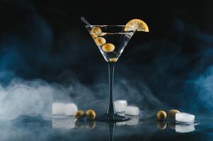 bebida martini. martini con aceitunas en un negro mesa. gratis espacio para texto. foto