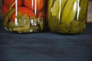 frascos de en escabeche vegetales en rústico de madera antecedentes foto