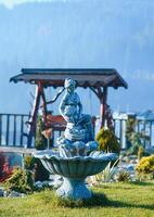 fuente en el parque jardín. agua fluye desde el fuente. foto