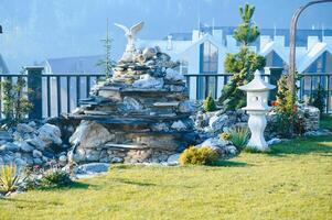 paisaje diseño jardín con decorativo plantas y jardín esculturas foto