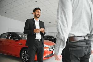 indio alegre coche vendedor a sala de exposición. foto