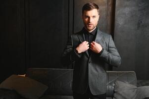 respetable hermoso hombre en elegante traje en apartamentos con clásico lujoso interior. de los hombres belleza, Moda foto