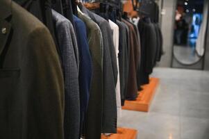 moderno lujo Tienda con de los hombres ropa dentro compras centrar foto