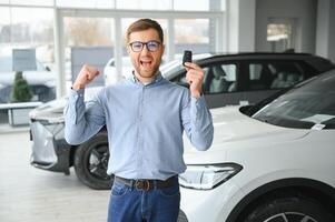 concepto de comprando eléctrico vehículo. hermoso negocio hombre soportes cerca eléctrico coche a concesión foto