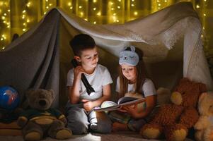 pequeño niños leyendo hora de acostarse historia a hogar foto