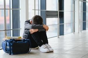 colegial llorando en el pasillo de el escuela, negativo emoción foto