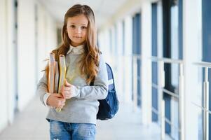 retrato de un hermosa niña con libros a escuela. aprendizaje concepto. foto