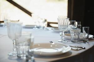 hermosamente puesto mesas con lentes y accesorios a Mañana en restaurante. foto