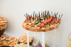 varios postre con Fresco Fruta en buffet línea, dulce. foto