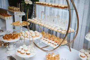 varios postre con Fresco Fruta en buffet línea, dulce. foto