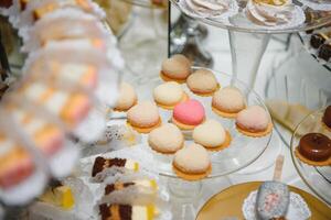 varios postre con Fresco Fruta en buffet línea, dulce. foto