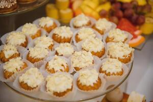 varios postre con Fresco Fruta en buffet línea, dulce. foto