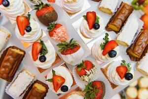 varios postre con Fresco Fruta en buffet línea, dulce foto