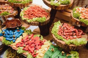 varios postre con Fresco Fruta en buffet línea, dulce. foto