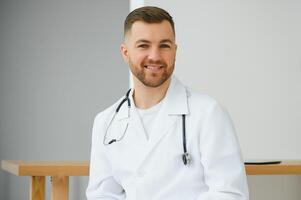 joven y confidente masculino médico retrato. exitoso médico carrera concepto. foto