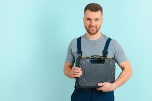 retrato de sonriente trabajador en azul uniforme aislado en azul antecedentes foto