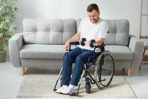 discapacitado hombre recuperación desde lesión a hogar foto