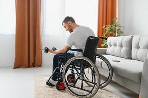 joven hombre en silla de ruedas haciendo ejercicios adentro foto
