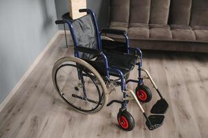 moderno vacío silla de ruedas estar en habitación foto
