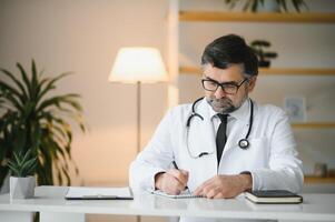 retrato de mayor médico en blanco Saco a lugar de trabajo. foto