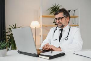 remoto médico consulta. un masculino médico consulta un mujer tiene un vídeo llamada conferencia computadora monitor sentado en un clínica oficina foto