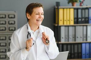 retrato de un medio Envejecido hembra médico foto