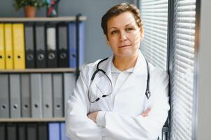 retrato de mujer médico en hospital foto