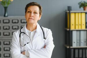 retrato de un medio Envejecido hembra médico foto