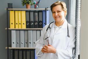 retrato de un medio Envejecido hembra médico foto