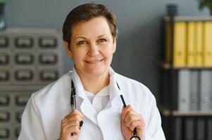 retrato de mujer médico en hospital foto